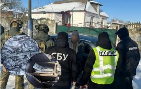АК-12 і 300 набоїв: у Липовці на гарячому затримали торговця «чорного» ринку