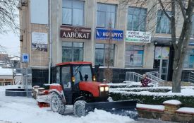 Понад 50 машин та 400 робітників розчищають вулиці та двори