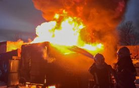 Горіла парковка на Немирівському шосе: власник постраждав під час гасіння