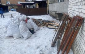 Під вікнами багатоповерхівки на Брацлавській влаштували звалище. Порушник отримав протокол