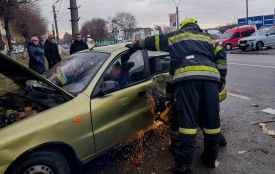 Сильна автотроща в Тульчині: рятувальники витягли 62-річного водія та пасажирку із деформованого авто