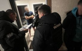 Били кулаками та гумовим кийком — троє поліцейських Вінниці постануть перед судом