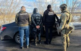 Незаконний виїзд до Молдови за $8000: посередника спіймали під час рейсу з грошима та зброєю