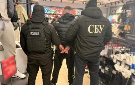 Одягнули кайданки посеред ТЦ: під час передачі $24 000 затримали організатора незаконного трансферу за кордон