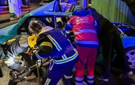 На Синьоводській легковик врізався в електроопору. Рятувальники вирізали метал, щоб дістати водія