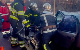 Жорстка аварія на Лук’яненка: рятувальники врятували затиснутого в салоні водія