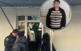 Камери відеоспостереження «здали» жінку, яка вкрала у пенсіонерки сумку з доларами