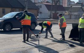 П'ять бригад у Вінниці латають найбільш розбиті ділянки доріг