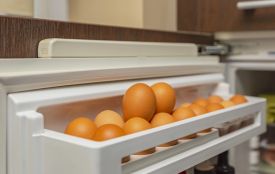 Де правильно зберігати яйця у холодильнику, щоб вони довше залишались свіжими
