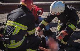 Моторошна аварія біля Гостинного: водія викинуло з авто після удару об відбійник