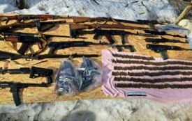 Автомат Калашникова, рушниці та понад 600 набоїв. На Вінниччині спіймали 32-річного торговця зброєю