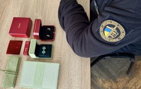 Чоловік намагався провезти брендові сережки без декларації і попався на митниці