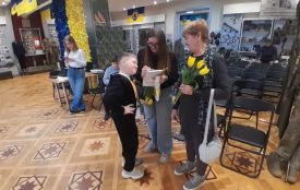 «Гроші передам дядькові для ЗСУ»: 20 дітей полеглих Героїв отримали стипендії з Америки