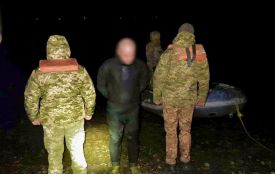 Ласти та гідрокостюм не допомогли: на Дністрі зупинили марафонця на шляху до Молдови