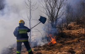 У Соболівці вогонь із сухої трави ледь не спопелив житловий будинок
