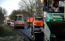 Розібрали до основи та стелять новий асфальт біля Гайсина