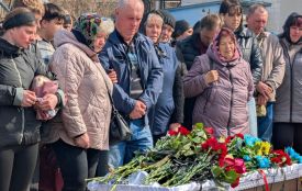 Громада на колінах та море квітів: як проводжали в останню дорогу Михайла Безскурського