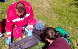 Упав у двометрову яму і сам викликав допомогу: у Брацлавській громаді врятували школяра