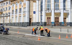 На Соборній почали оновлювати дорожну розмітку. Водіїв закликають бути уважними