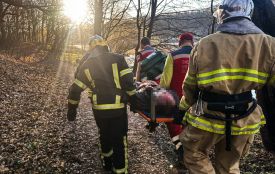 У Вінниці 50-річний чоловік впав зі скелі. Рятувальники терміново транспортували його до лікарні