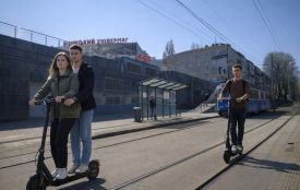 Пішоходи проти електросамокатів: чому місто не може їх заборонити