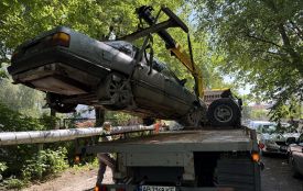 У Вінниці прибрали з вулиць ще дві покинуті автівки. Одна з них вросла в землю і вкрилася іржею