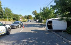 Внаслідок аварії у Вінниці перекинулася автівка, водія забрали до лікарні