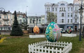 У центрі Вінниці встановили 12 велетенських писанок із подільськими символами