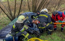 Поблизу Дяківців рятувальники дістали 52-річну жінку з автівки, розтрощеної внаслідок ДТП