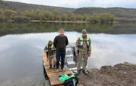 Ледь не втонув у крижаній воді: затримали харків’янина, який намагався вплав перетнути Дністер