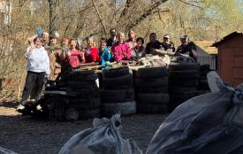 На берегах малої річки Скельної вінничани зібрали гору шин та пів сотні мішків сміття