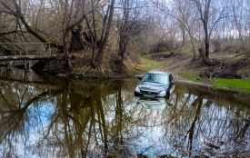 Невдала спроба скоротити шлях: на Вінниччині машина застрягла посеред річки