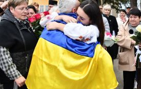 «Ми вірили, що живий». У Четвертинівці зі сльозами та прапорами зустріли визволеного з полону Героя