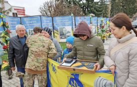 «Тато сильний, його не могли вбити». Синові «азовця» побратими вручили «Золотий хрест» — нагороду батька