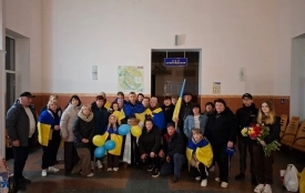 Ніч на вокзалі, квіти та сльози щастя: у Хмільнику зустріли звільненого з полону захисника Андрія Гендегу