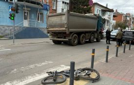 На «зебрі» вантажівка збила підлітка на електровелосипеді