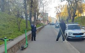Аварія на тротуарі по Оводова: 18-річний на електросамокаті збив літню жінку