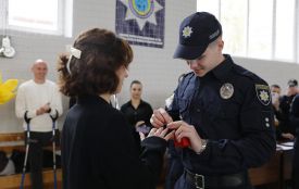 Сказала «Так» перед усім строєм: зворушливе освідчення на випуску поліцейських