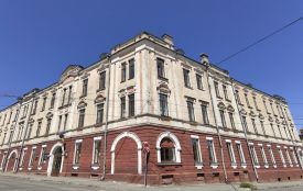 Від прибуткового дому до навчальних закладів: історія триповерхової будівлі на розі у Вінниці