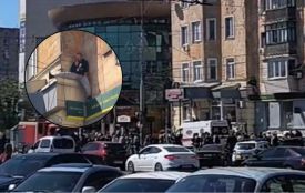 Навпроти Центрального ринку чоловік заліз на будівлю та погрожує самогубством