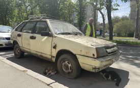 Іржа, спущені колеса і роки простою — з проспекту Космонавтів у Вінниці прибрали покинуту автівку