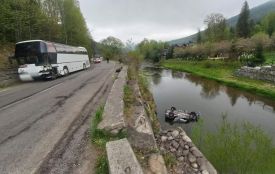 ДТП у Татарові — легковик із вінничанами протаранив автобус і перекинувся в річку