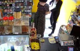 Продавчиня намагалася зупинити злодія у магазині Вінниці: усе потрапило на відео