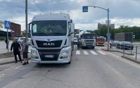 На Хмельницькому шосе водій фури на «зебрі» переїхав пенсіонерку. Ще одна аварія сталася на М-30