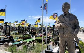 Майорять сотні стягів: який вигляд має Алея Героїв на Сабарівському цвинтарі