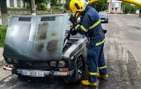 У Бершаді під час руху спалахнув легковик. Вогонь загасили рятувальники