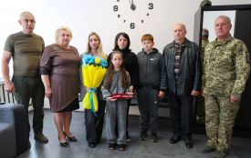 «Служу Україні, сказав би мій тато»: вручили орден доньці полеглого капітана Покрищука