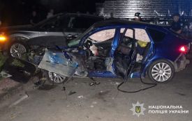 В Овручі водій Subaru виїхав на узбіччя та зіткнувся з припаркованими Renault та Audi: травмовані керманич і пасажирка