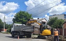 На вулиці Данила Галицького облаштовують безбар’єрний пішохідний перехід