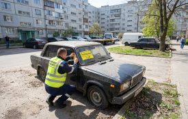 Вулиці міста звільняють від покинутих авто. Скільки машин уже прибрали?